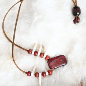 Collier, à griffes et à billes sur cordon de cuir